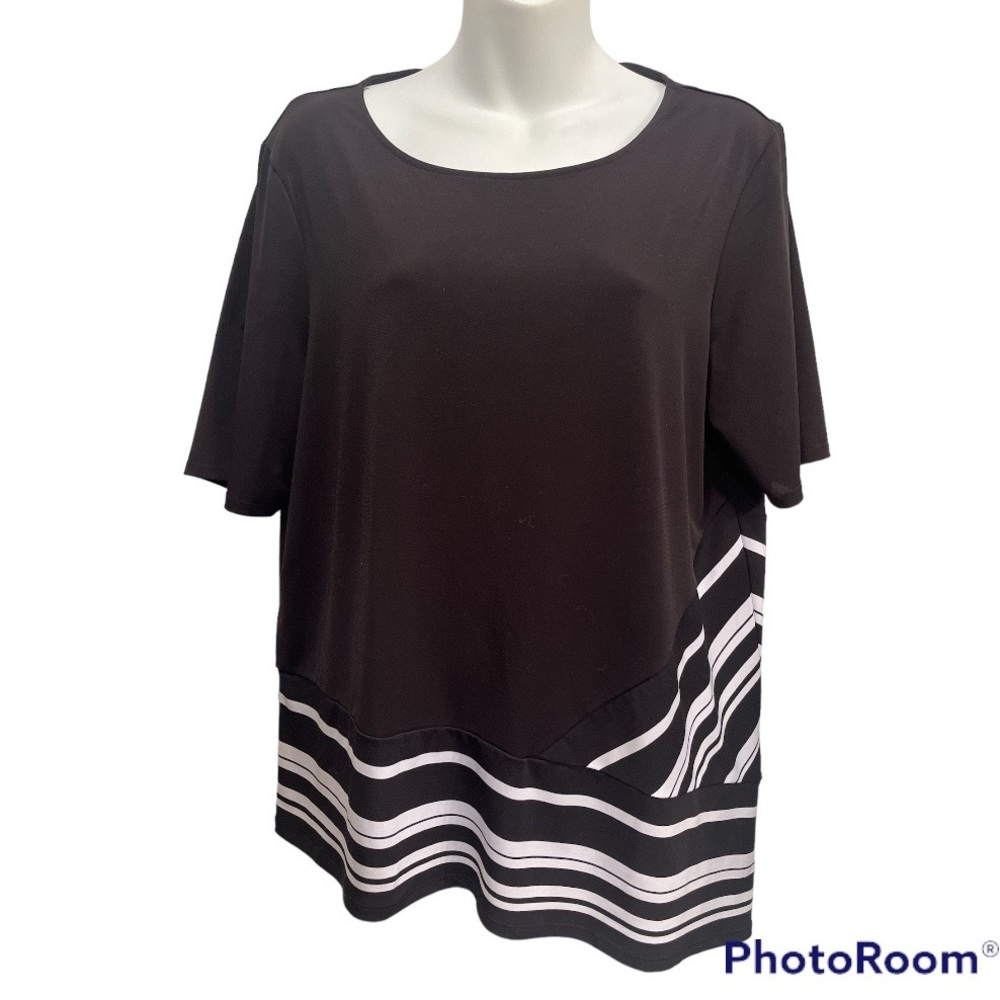 Chicos Asymmetrical top in black and white size 2 or large